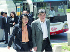 中国移动董事长奚国华访HTC总部
