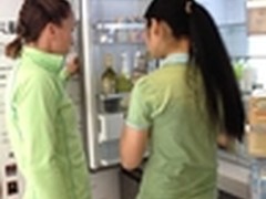 扬科维奇体验朗度冰箱 称很有家的感觉