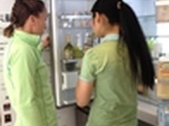 扬科维奇体验朗度冰箱 称很有家的感觉 