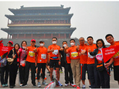 北京马拉松雾中开跑锐捷网络为公益加油