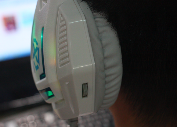 电视耳机插口原理_电视没有耳机插口_网吧的前面板耳机插口