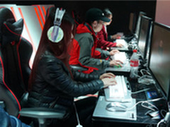 铂赛克游戏键鼠“免费体验日”惊现女神