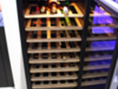 2015CES展海尔展出酒柜中的“特斯拉”