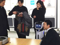 旺宝亮相引关注 科沃斯推机器人导购店