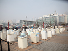 百个脏桶现身青岛奥帆基地心海广场 