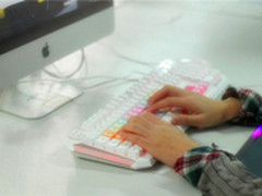 赞！美女玩家谈达尔优VX90彩虹游戏键盘