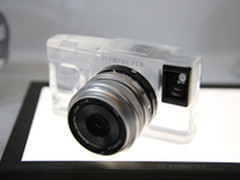 奥巴也玩黑科技 展会推出M4/3镜头机AIR