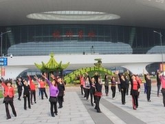 大妈广场舞为何高呼look up？