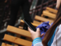 她带着小辣椒国民手机与我共赏民国风情