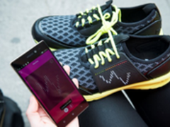 联想发布全球首款智能光效运动鞋