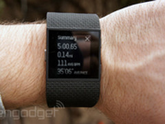 Fitbit Surge运动手表发布 价格1998元