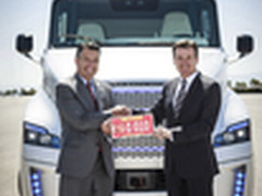 擎天柱出现啦 美国自动驾驶大卡车面世