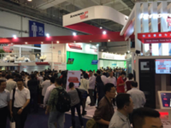 联想携教育一体机去中小学教育信息化展