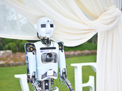 机器人司仪 塔米小罗主持首场中国婚礼