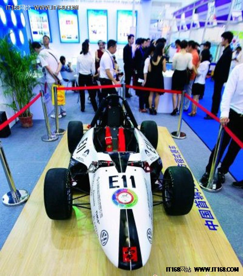 中国首辆3D打印方程式赛车亮“激光展”
