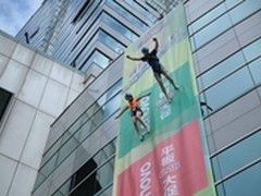 美女垂直T台秀 联想平板为促销也是拼了