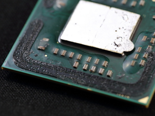 左边是A10-7870K,右边是A10-7850K了 对比目前Kaveri架构的A10-7850K,可以看到二者在TIM散热材料上是有明显差别的A10-7850K使用的硅脂导热,A10-7870K是高端处理器才有的焊料散热,后者的导热系数要大大高于硅脂,理论上散热效率要更好。