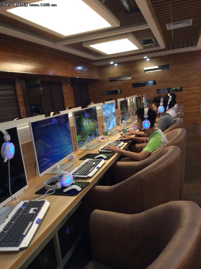 新贵全国行广州站 推高端网咖专用装备