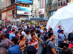 一加手机2纽约时代广场举办推广活动