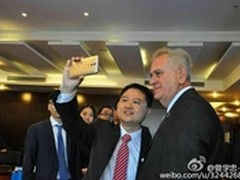 塞尔维亚总统获赠定制版中兴AXON天机