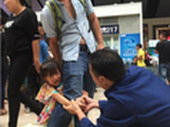 开学季父女离别男孩送360儿童卫士3安慰