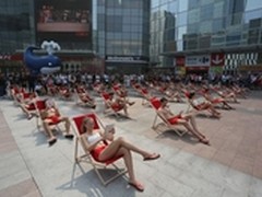 北京多家商场惊现“躺购族”