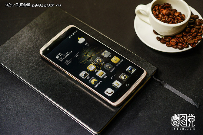 塞尔维亚总统获赠定制版中兴AXON天机