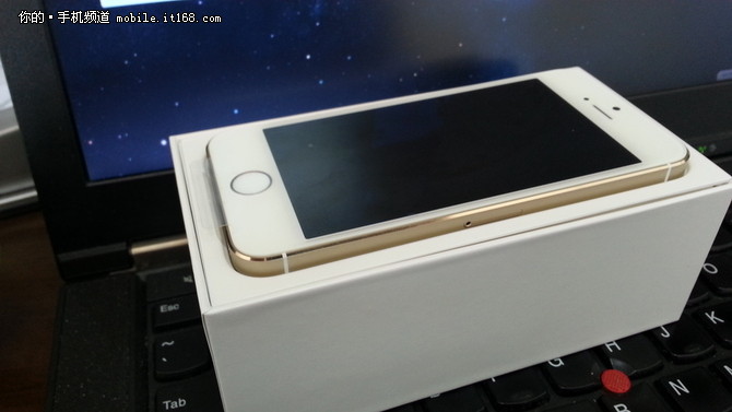 土豪金依旧经典 苹果iphone5s报价2200-IT168