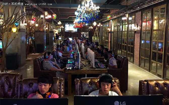 体验西伯利亚V2降临南宁极网咖-IT168 耳机专