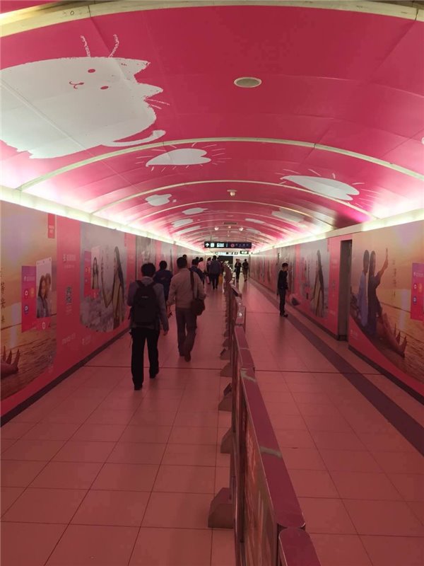  美颜相机 用粉红占领国贸地铁-IT168 软件专区