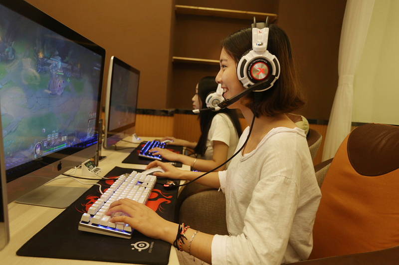 网吧打游戏,旁边遇到这样的美女,能专心游戏吗