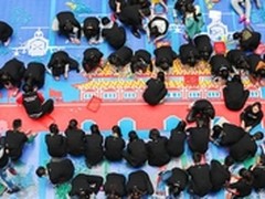 华硕与百名大学生同做最大的橡皮擦拼图