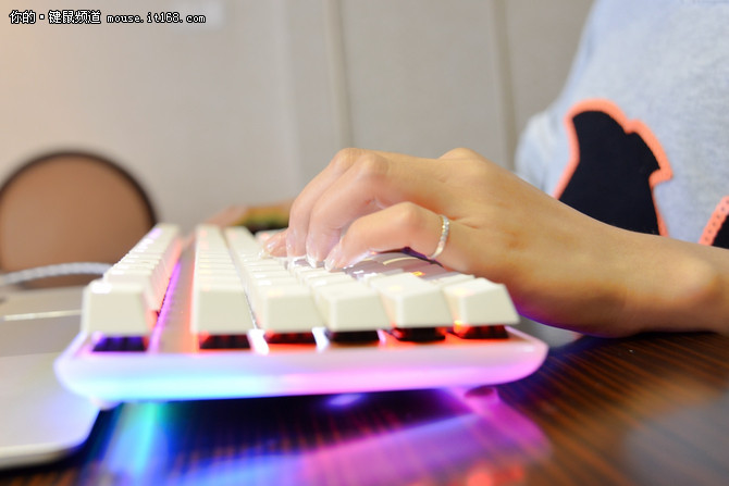 炫爆眼球 新贵GM300机械键盘上市239元