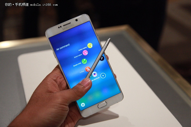 三星Note5领衔 2015年旗舰手机盘点