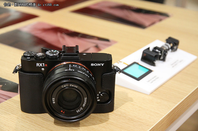 索尼黑卡RX1RII与微单A7SII新品亮相