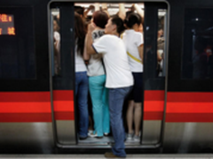 地铁族的福音来了 国民指纹手机有态度