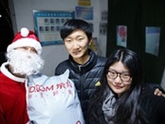 京东配送员成“圣诞老人”校园送货