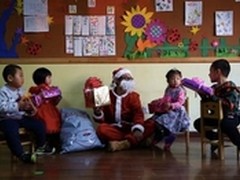 京东“圣诞老人”现身幼儿园送惊喜