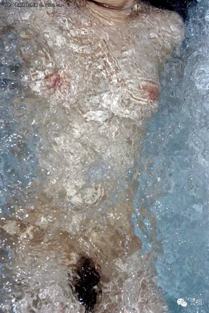 日本摄影师用裸体诠释“溺毙病态美学”