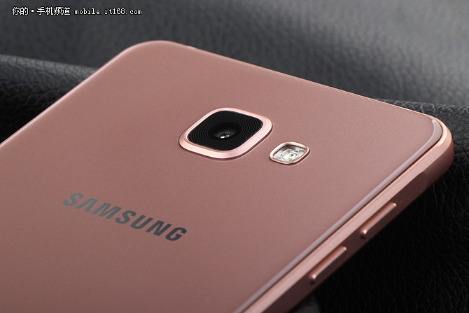 2.5D双玻璃精工设计 全新Galaxy A7评测-IT168 手机专区