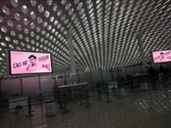 广告也时尚:SUGAR糖果时尚手机现身机场
