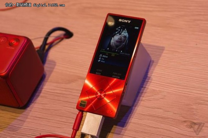 CES 2016 索尼推出彩虹色Walkman A26