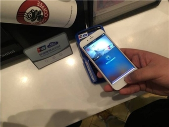 我们分别去太平洋咖啡、肯德基体验了Apple Pay，在北京地区这两家企业的连锁店铺均已更换支持银联云闪付POS机，支付环节非常便利。其中太平洋咖啡的POS机是平放在桌上，使用Apple Pay时需用手机尽可能的靠近，姿势比较有“难度”，用Apple Watch支付时要更难。肯德基比较人性化，POS机支在桌子前，使用Apple Pay时要更加方便。