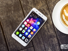 首款6GB运存+双曲面屏 vivo Xplay5发布