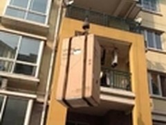 三顾茅庐请吊车 用户感叹冰箱飞入家