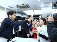 华为P9首销火爆 张亮神秘亮相体验店