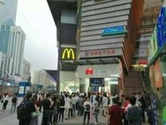 甚是壮观 华为店前排长队抢购P9