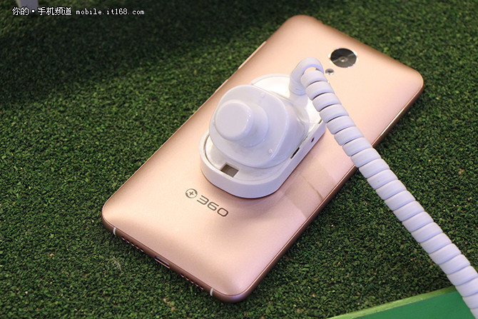三周销量突破27万 360手机f4高配版发布-IT16