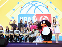 拉塞尔现身大学 与球迷共同看NBA总决赛