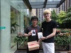 CF大神白鲨体验京东快递员 耳机送到家